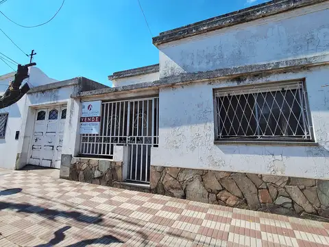 Casa a refaccionar con muy buena ubicacion y potencial. doble cochera.