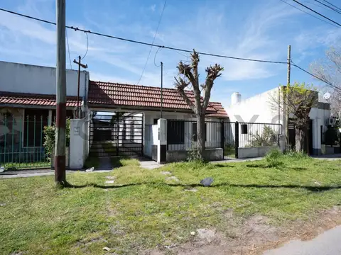 148 e/ 44 y 45 la plata  | casa en venta 2 dormitorios, galpón y depto a reciclar | gran potencial