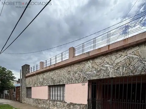 Casa en venta de 4 ambientes en moron sur con gran fondo