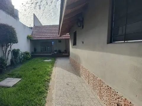 Venta casa 4 amb con cochera, jardin y terraza.