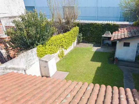 Venta casa 3 amb. con fondo libre cochera y terraz