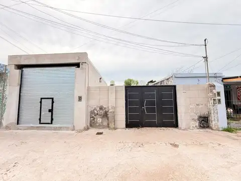 Casa con local en centro comercial