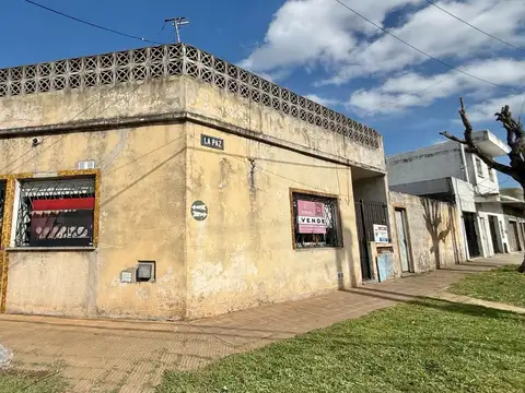 Casa 3 ambientes con dependencia apta credito en villa luzuriaga