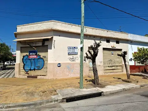 Casa en esquina, 1 dormitorio + amplio local + patio y trza