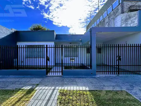 Casa 3 amb en castelar con cochera cubierta, patio, parrilla y gran potencial de ampliación