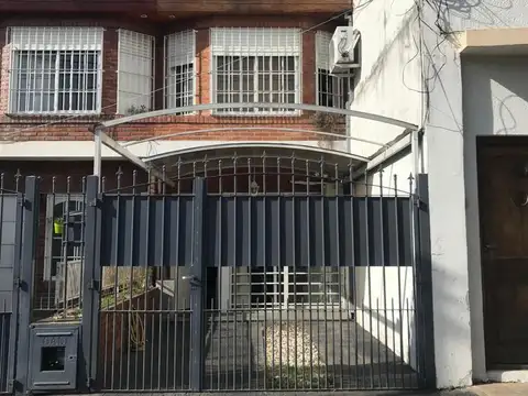 Dúplex de 3 ambientes apto crédito en excelente estado.