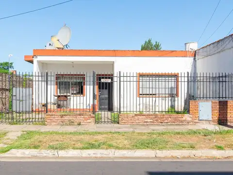Casa en venta 3 ambientes a refaccionar castelar