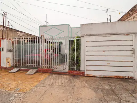Venta casa 3 amb con 2 cocheras al frente patio fondo-caseros- acepta permuta- apto credito