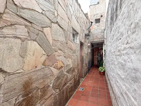 Casa en wilde 4 dormitorios con cochera, patio y parilla y  depto independiente