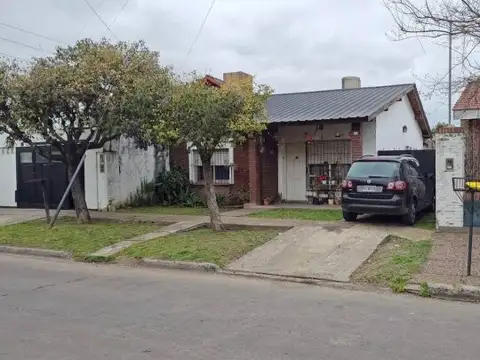 Venta de casa a refaccionar en  castelar - lote de 246 mts -  casa + depto al fondo.
