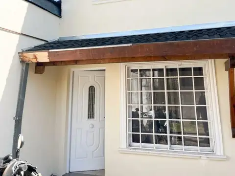 Venta duplex en complejo cerrado con patio y cochera