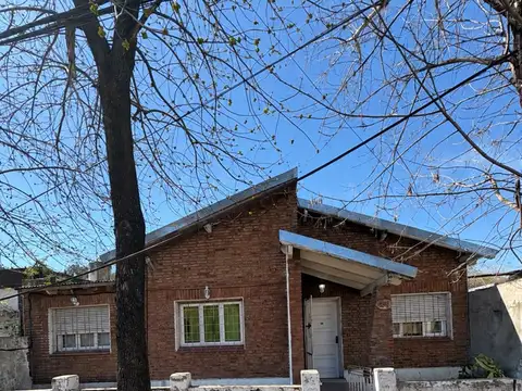 Chalet de 4 ambientes con parque y cochera – a 300 m de la estación