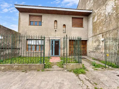 Venta de casa 6 ambientes con parque y quincho con parrilla, los andes, mar del plata.