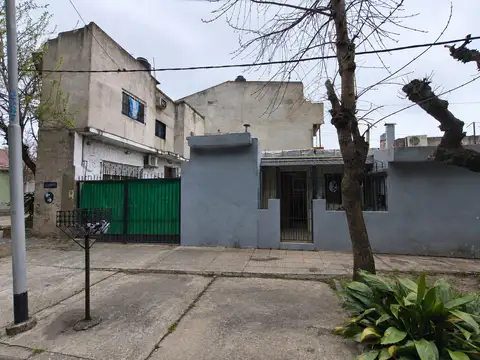 Propiedad en esquina con dos viviendas independientes en sarandí
