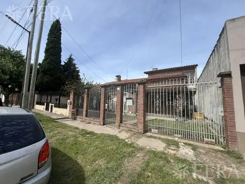 Venta casa 4 ambientes con jardín en bernal oeste