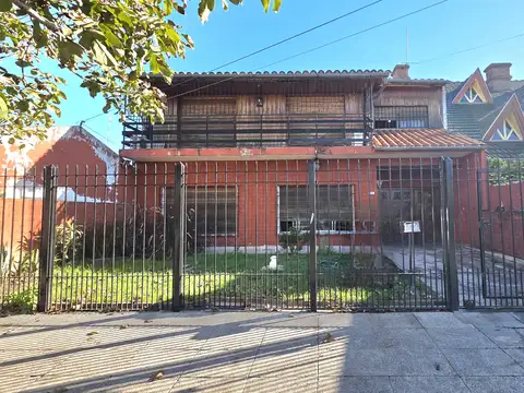 Casa 2 viviendas en venta | 6 ambientes | patio, quincho y cochera | excelente ubicacion