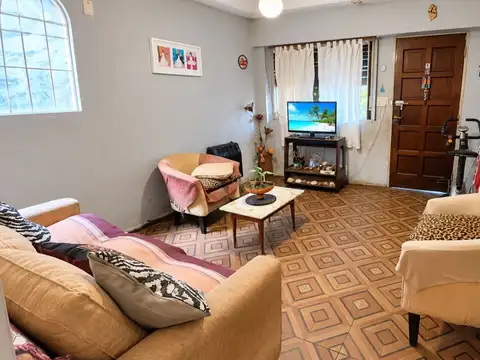 Venta casa 3 ambientes con amplio jardín y taller en caseros