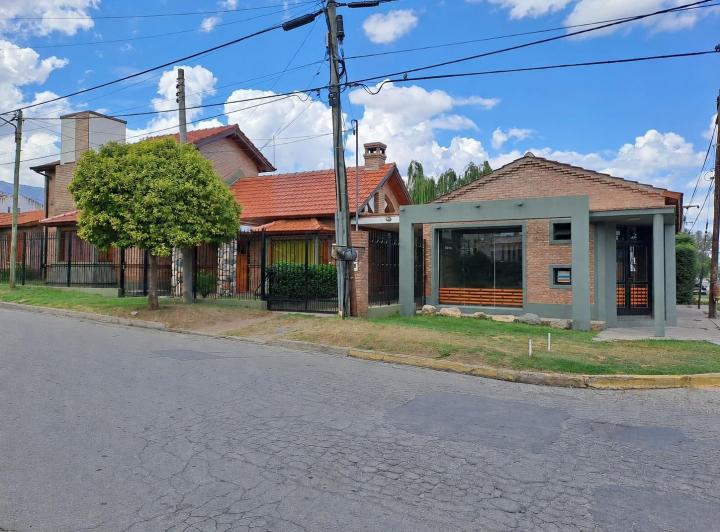 Casa · 270m² · 5 Ambientes · 3 Cocheras