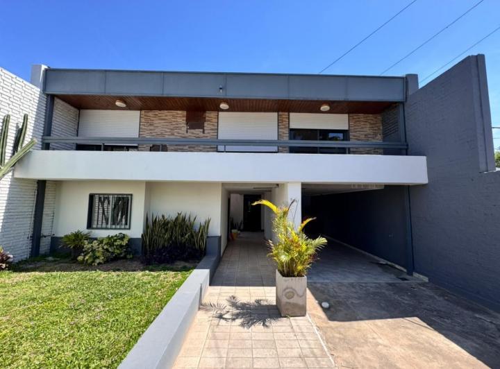 Casa · 300m² · 4 Ambientes · 2 Cocheras