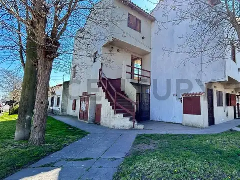 Venta ph 2 ambientes al frente con patio villa primera