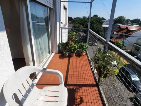 Departamento 3 amb con patio y balcón
