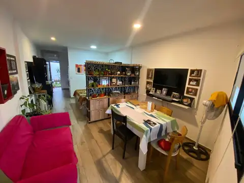 Monoambiente con patio -  parrilla  muebles y heladera
