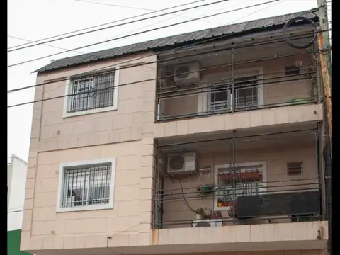 Departamento de 2 amb. en planta baja con cochera