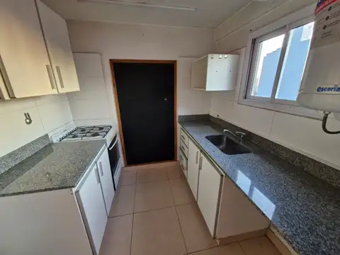 Venta de departamento 2 ambientes al frente en zona centro, caseros