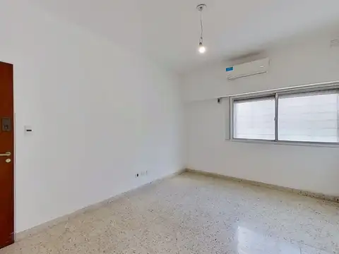 Venta departamento 2 ambientes pb al frente con patio apto credito