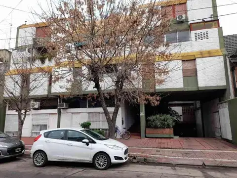 Muy lindo departamento de 3 amb. en planta baja a 1 cuadra de av. rivadavia y 3 de gaona.