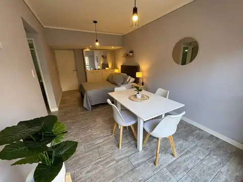 Monoambiente a la calle con balcon zona aldrey