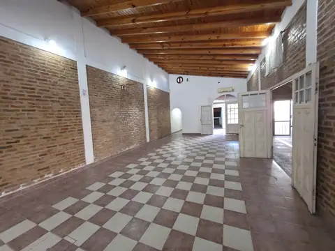 Gran salon con destino comercial - 2 baños - berazategui - 200m2