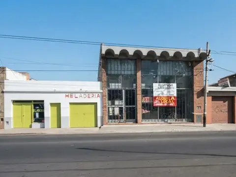 Estupendo local sobre av. calchaqui al nro 71