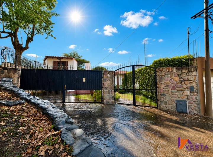 Casa · 228m² · 7 Ambientes · 1 Cochera