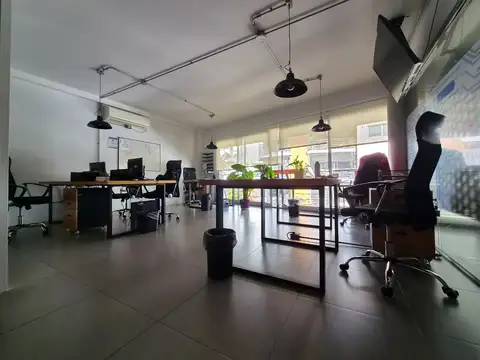 Excelente oficina ubicada en olivos a metros de la estacion.