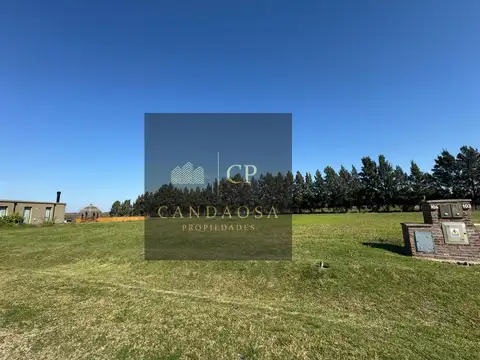 Adg. lote con frente a la laguna en las calandrias