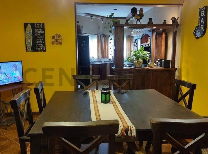 Casa · 230m² · 5 Ambientes · 1 Cochera