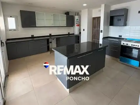 Se alquila amplio dpto microcentro 2 habitaciones