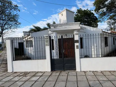 Se vende casa con 2 cocheras - zona alta catamarca