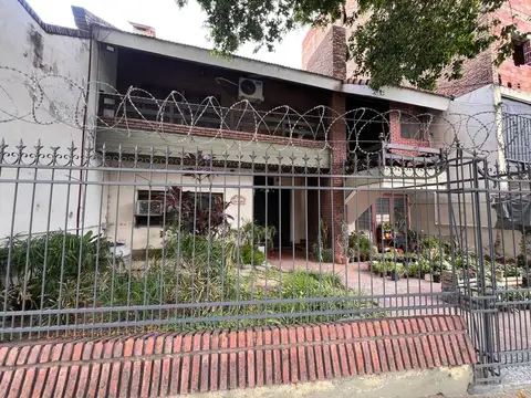 Venta casa sobre av. belgrano sur y alsina