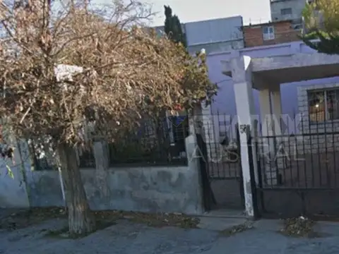 Casa dos dormitorios y dos monoambientes