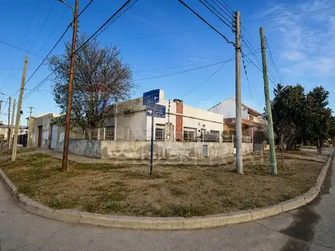 Casa en esquina. barrio pueyrredón, con taller