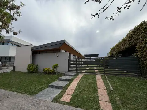 Casa en alquiler 2 dormitorios con jardín y churrasquera – viñas del torreón, maipú