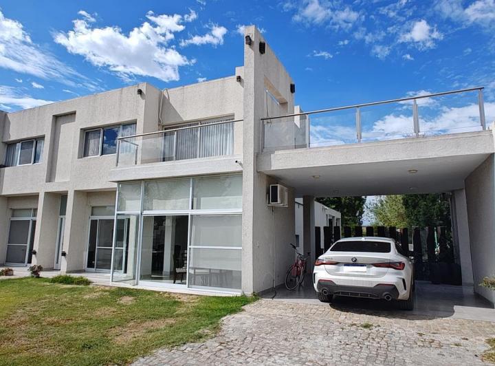 Casa · 450m² · 4 Dormitorios · 2 Cocheras