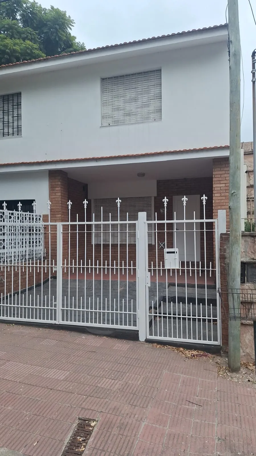 CASA 3 DORMITORIOS Y JARDIN