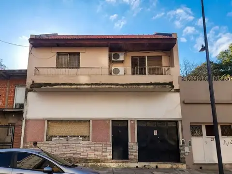 Importante casa de 2 plantas a reciclar saavedra