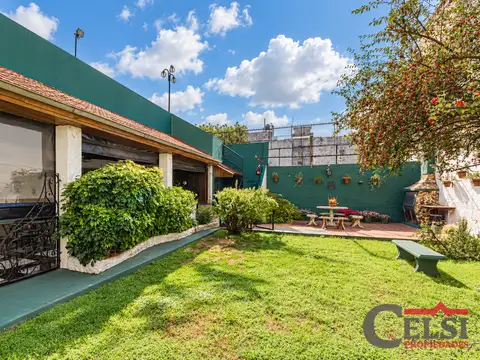 Casa en lote propio con tres dormitorios en suite, parque y gran terraza