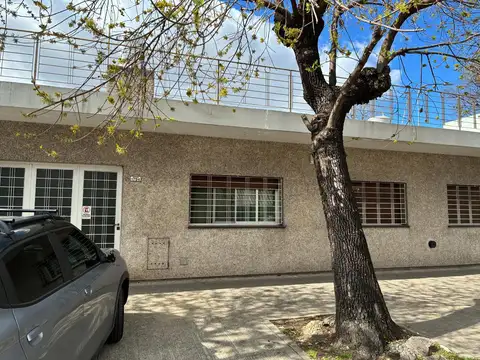Casa con local comercial en parque avellaneda