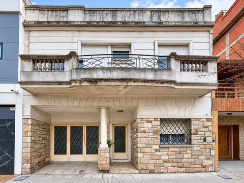 Casa e/block lote 8,66x35 - entrada de camion a galpon cfte - vivienda 3 amb y planta alta piso 4 amb c/terraza