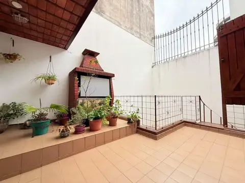 2 casas en una con 2 patios y terreza - villa crespo - venta casa con  cocheras